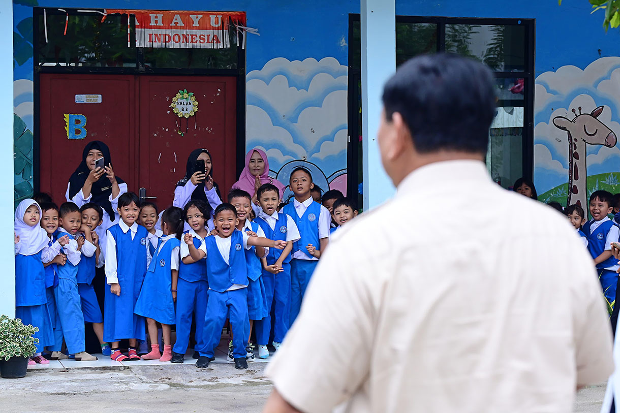 Presiden Prabowo Subianto meninjau pelaksanaan program Makan Bergizi Gratis (MBG) di SDN Jati 05 Pagi, Pulogadung, Jakarta Timur, pada Senin (3/3/2025.  (Beritanasional.com/Biro Pers Sekretariat Presiden/OkeAtmaja)