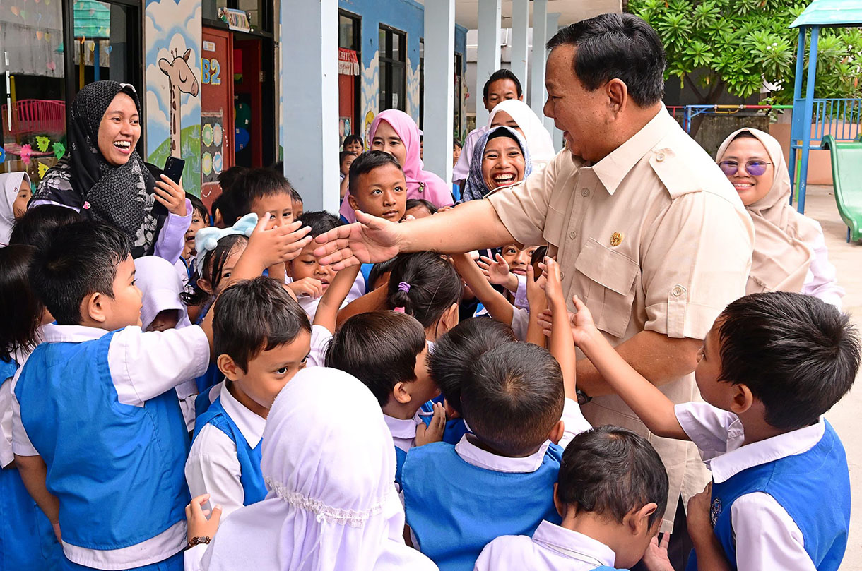 Presiden Prabowo Subianto meninjau pelaksanaan program Makan Bergizi Gratis (MBG) di SDN Jati 05 Pagi, Pulogadung, Jakarta Timur, pada Senin (3/3/2025.  (Beritanasional.com/Biro Pers Sekretariat Presiden/OkeAtmaja)