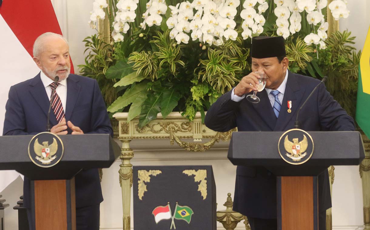 Presiden Prabowo Subianto (kanan) bersama Presiden Brazil Luiz InÃ¡cio Lula da Silva (kiri) berpelukan usai menyampaikan keterangan kepada wartawan di Istana Merdeka, Jakarta, Kamis (23/10/2025).  (Beritanasional.com/Okeatmaja)