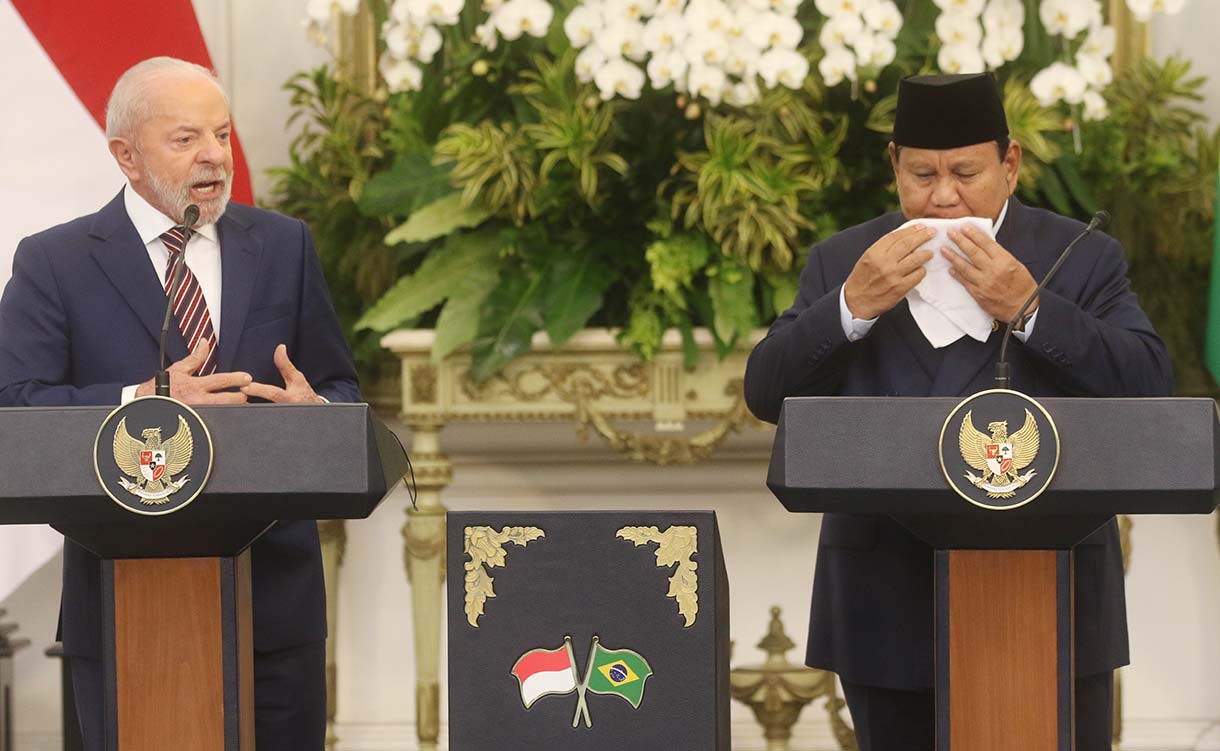 Presiden Prabowo Subianto (kanan) bersama Presiden Brazil Luiz InÃ¡cio Lula da Silva (kiri) berpelukan usai menyampaikan keterangan kepada wartawan di Istana Merdeka, Jakarta, Kamis (23/10/2025).  (Beritanasional.com/Okeatmaja)