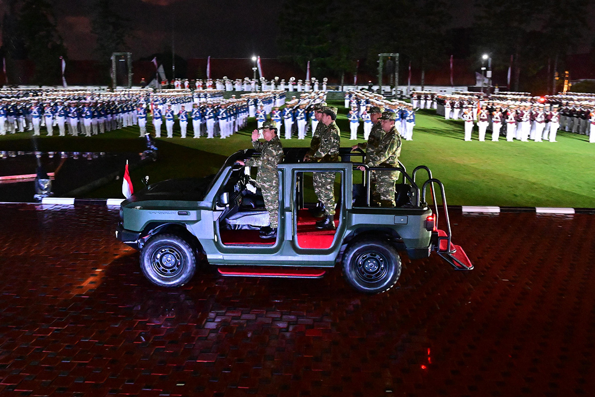 Presiden Republik Indonesia Prabowo Subianto memimpin Upacara Parade Senja dan Penurunan Bendera Sang Merah Putih di Akademi Militer (Akmil) Magelang, Jawa Tengah, Kamis (27/2/2025). (Foto: Rusman - Biro Pers Sekretariat Presiden)