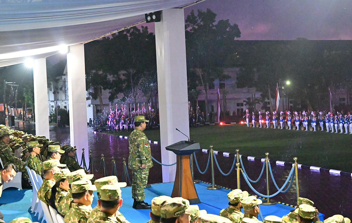 Presiden Republik Indonesia Prabowo Subianto memimpin Upacara Parade Senja dan Penurunan Bendera Sang Merah Putih di Akademi Militer (Akmil) Magelang, Jawa Tengah, Kamis (27/2/2025). (Foto: Rusman - Biro Pers Sekretariat Presiden)