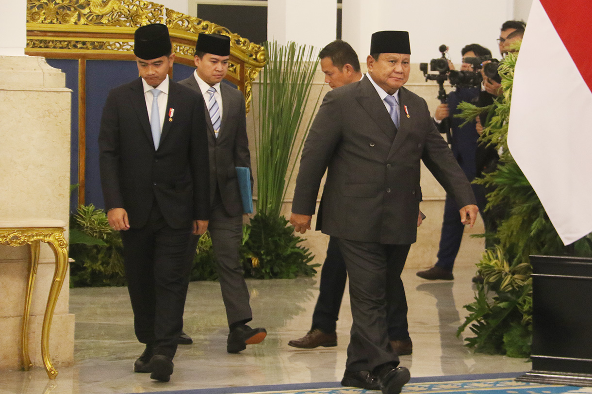 Kepala BGN Sudaryono (tengah) menyampaikan keterangan pers usai pelantikan pejabat baru di Istana Negara, Jakarta, Rabu (22/7/2026). Presiden Prabowo Subianto melantik Sudaryono menjadi Kepala BGN menggantikan Nanik Sudaryati Deyang dan melantik Marsekal TNI (Purn) Donny Ermawan Taufanto sebagai Gubernur Universitas RI serta Yos Sunitiyoso sebagai Wakil Gubernur Universitas RI.  (Beritanasional.com/Oke Atmaja)