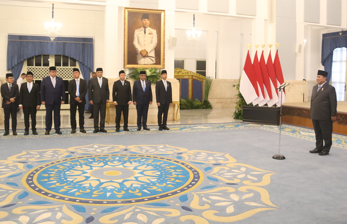 Kepala BGN Sudaryono (tengah) menyampaikan keterangan pers usai pelantikan pejabat baru di Istana Negara, Jakarta, Rabu (22/7/2026). Presiden Prabowo Subianto melantik Sudaryono menjadi Kepala BGN menggantikan Nanik Sudaryati Deyang dan melantik Marsekal TNI (Purn) Donny Ermawan Taufanto sebagai Gubernur Universitas RI serta Yos Sunitiyoso sebagai Wakil Gubernur Universitas RI.  (Beritanasional.com/Oke Atmaja)