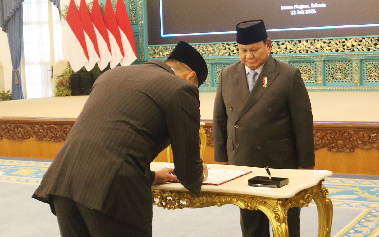 Kepala BGN Sudaryono (tengah) menyampaikan keterangan pers usai pelantikan pejabat baru di Istana Negara, Jakarta, Rabu (22/7/2026). Presiden Prabowo Subianto melantik Sudaryono menjadi Kepala BGN menggantikan Nanik Sudaryati Deyang dan melantik Marsekal TNI (Purn) Donny Ermawan Taufanto sebagai Gubernur Universitas RI serta Yos Sunitiyoso sebagai Wakil Gubernur Universitas RI.  (Beritanasional.com/Oke Atmaja)