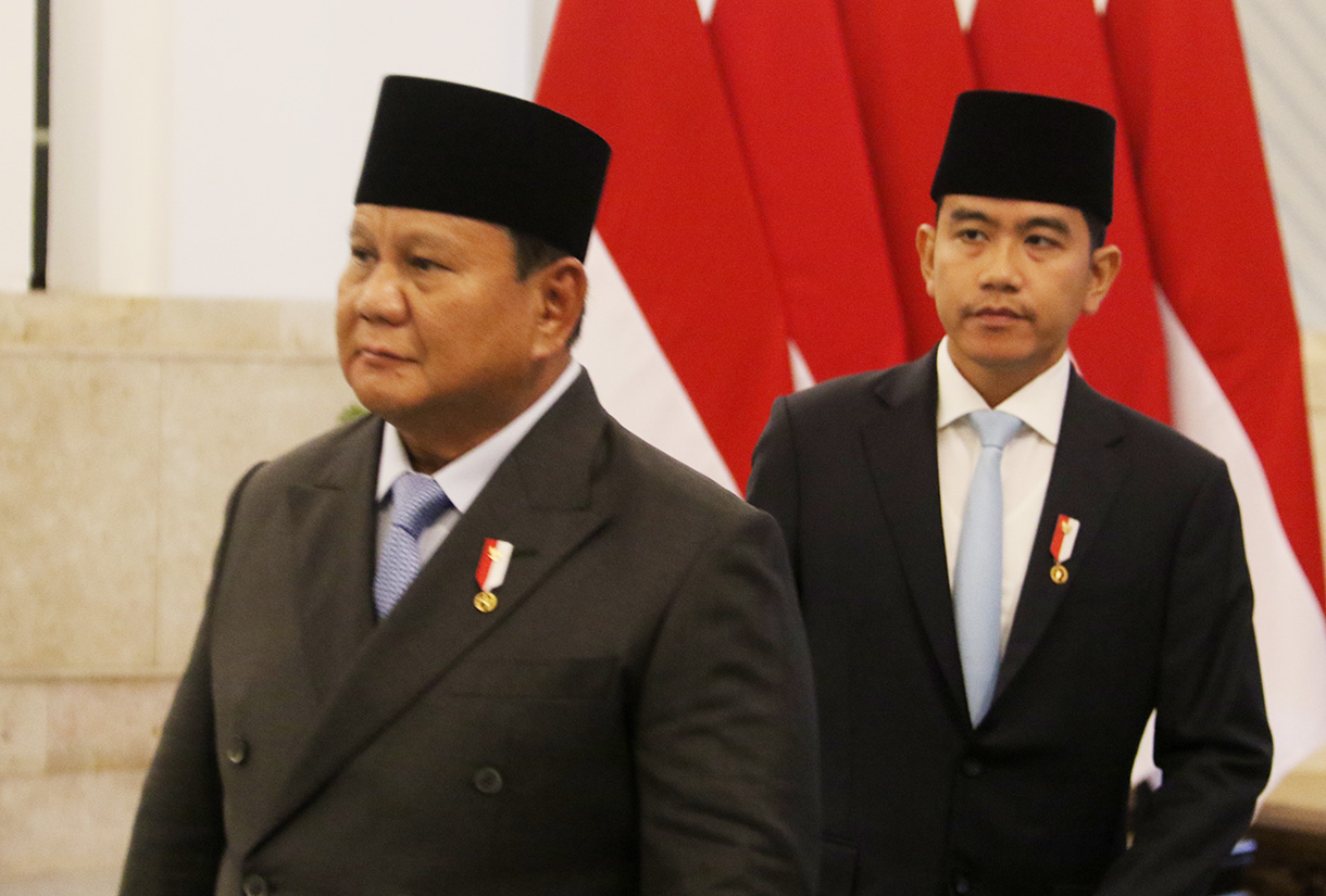 Kepala BGN Sudaryono (tengah) menyampaikan keterangan pers usai pelantikan pejabat baru di Istana Negara, Jakarta, Rabu (22/7/2026). Presiden Prabowo Subianto melantik Sudaryono menjadi Kepala BGN menggantikan Nanik Sudaryati Deyang dan melantik Marsekal TNI (Purn) Donny Ermawan Taufanto sebagai Gubernur Universitas RI serta Yos Sunitiyoso sebagai Wakil Gubernur Universitas RI.  (Beritanasional.com/Oke Atmaja)