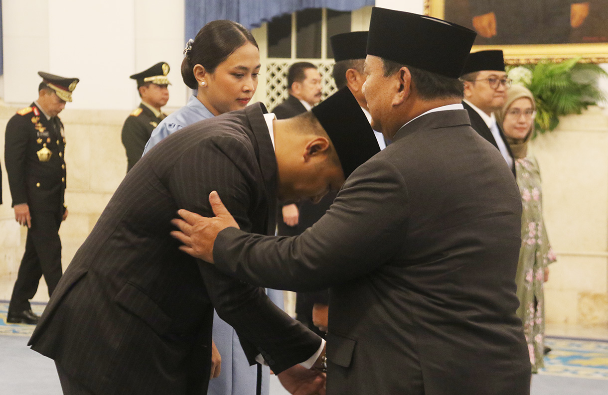 Kepala BGN Sudaryono (tengah) menyampaikan keterangan pers usai pelantikan pejabat baru di Istana Negara, Jakarta, Rabu (22/7/2026). Presiden Prabowo Subianto melantik Sudaryono menjadi Kepala BGN menggantikan Nanik Sudaryati Deyang dan melantik Marsekal TNI (Purn) Donny Ermawan Taufanto sebagai Gubernur Universitas RI serta Yos Sunitiyoso sebagai Wakil Gubernur Universitas RI.  (Beritanasional.com/Oke Atmaja)