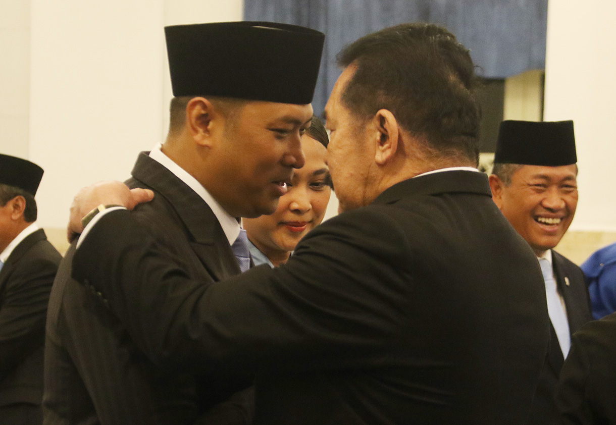 Kepala BGN Sudaryono (tengah) menyampaikan keterangan pers usai pelantikan pejabat baru di Istana Negara, Jakarta, Rabu (22/7/2026). Presiden Prabowo Subianto melantik Sudaryono menjadi Kepala BGN menggantikan Nanik Sudaryati Deyang dan melantik Marsekal TNI (Purn) Donny Ermawan Taufanto sebagai Gubernur Universitas RI serta Yos Sunitiyoso sebagai Wakil Gubernur Universitas RI.  (Beritanasional.com/Oke Atmaja)