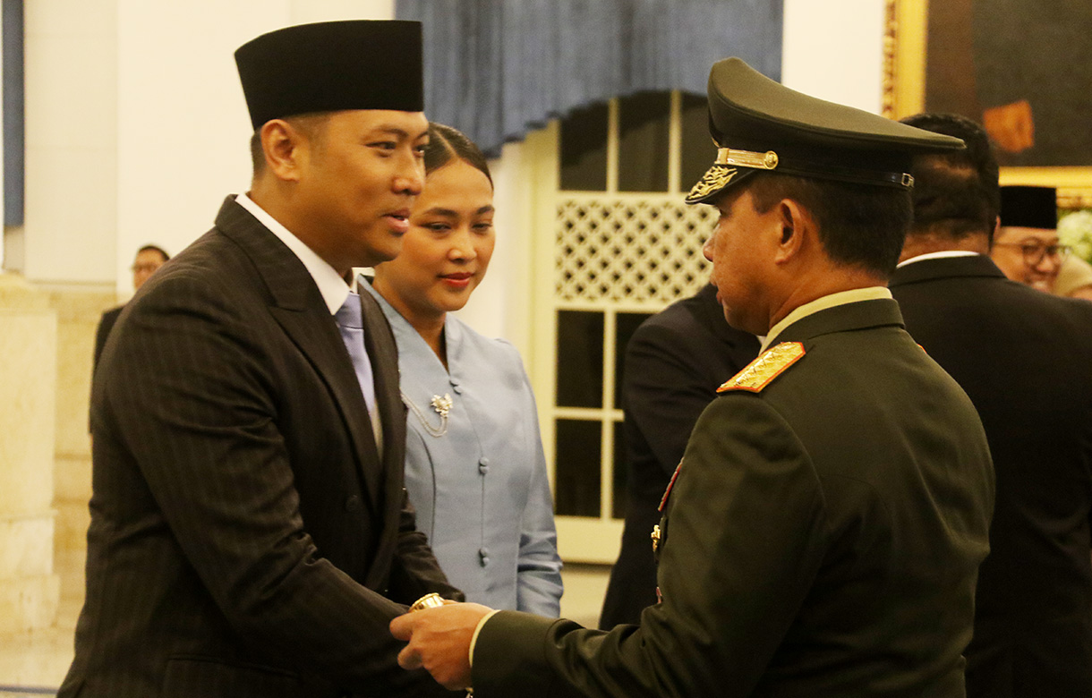 Kepala BGN Sudaryono (tengah) menyampaikan keterangan pers usai pelantikan pejabat baru di Istana Negara, Jakarta, Rabu (22/7/2026). Presiden Prabowo Subianto melantik Sudaryono menjadi Kepala BGN menggantikan Nanik Sudaryati Deyang dan melantik Marsekal TNI (Purn) Donny Ermawan Taufanto sebagai Gubernur Universitas RI serta Yos Sunitiyoso sebagai Wakil Gubernur Universitas RI.  (Beritanasional.com/Oke Atmaja)