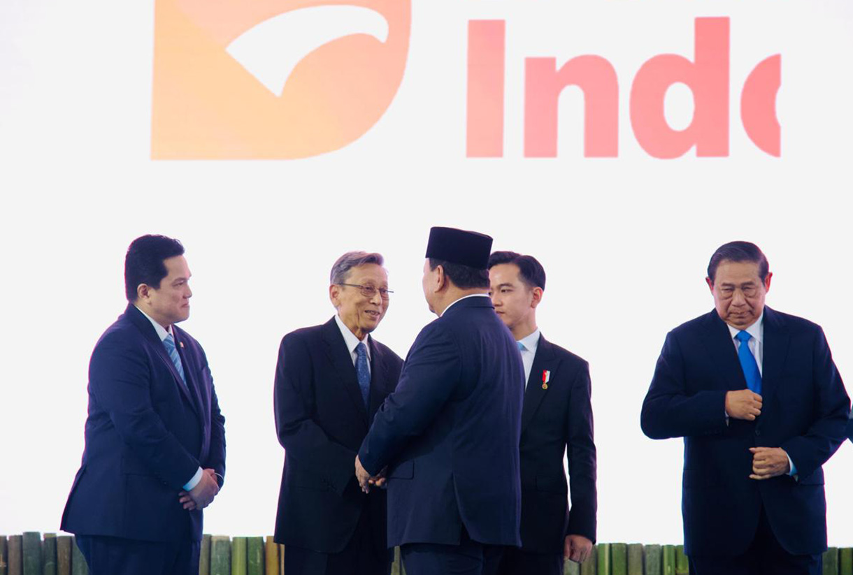 Presiden Prabowo Subianto (kelima kiri) didampingi Wapres Gibran Rakabuming Raka (ketiga kiri) bersama Presiden ketujuh Joko Widodo (keempat kanan), Presiden keenam Susilo Bambang Yudhoyono (keempat kiri), Wapres ke-13 Ma'ruf Amin (kedua kanan), Wapres ke-12 Jusuf Kalla (ketiga kanan), Wapres ke-11 Boediono (kedua kiri), Menteri BUMN Erick Thohir (kiri), serta Menteri Investasi dan Hilirisasi/Kepala Badan Koordinasi Penanaman Modal Rosan Roeslani (kanan) meluncurkan secara simbolis badan pengelola investasi Daya Anagata Nusantara (Danantara) Istana Merdeka, Jakarta Pusat, Senin (24/2/2025). (Laily Rachev - Biro Pers)