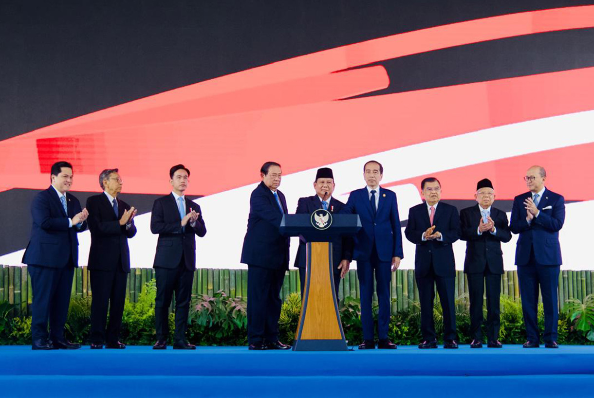 Presiden Prabowo Subianto (kelima kiri) didampingi Wapres Gibran Rakabuming Raka (ketiga kiri) bersama Presiden ketujuh Joko Widodo (keempat kanan), Presiden keenam Susilo Bambang Yudhoyono (keempat kiri), Wapres ke-13 Ma'ruf Amin (kedua kanan), Wapres ke-12 Jusuf Kalla (ketiga kanan), Wapres ke-11 Boediono (kedua kiri), Menteri BUMN Erick Thohir (kiri), serta Menteri Investasi dan Hilirisasi/Kepala Badan Koordinasi Penanaman Modal Rosan Roeslani (kanan) meluncurkan secara simbolis badan pengelola investasi Daya Anagata Nusantara (Danantara) Istana Merdeka, Jakarta Pusat, Senin (24/2/2025). (Laily Rachev - Biro Pers)