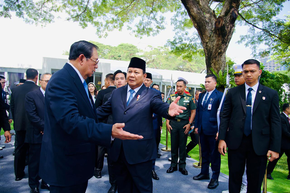 Presiden Prabowo Subianto (kelima kiri) didampingi Wapres Gibran Rakabuming Raka (ketiga kiri) bersama Presiden ketujuh Joko Widodo (keempat kanan), Presiden keenam Susilo Bambang Yudhoyono (keempat kiri), Wapres ke-13 Ma'ruf Amin (kedua kanan), Wapres ke-12 Jusuf Kalla (ketiga kanan), Wapres ke-11 Boediono (kedua kiri), Menteri BUMN Erick Thohir (kiri), serta Menteri Investasi dan Hilirisasi/Kepala Badan Koordinasi Penanaman Modal Rosan Roeslani (kanan) meluncurkan secara simbolis badan pengelola investasi Daya Anagata Nusantara (Danantara) Istana Merdeka, Jakarta Pusat, Senin (24/2/2025). (Laily Rachev - Biro Pers)