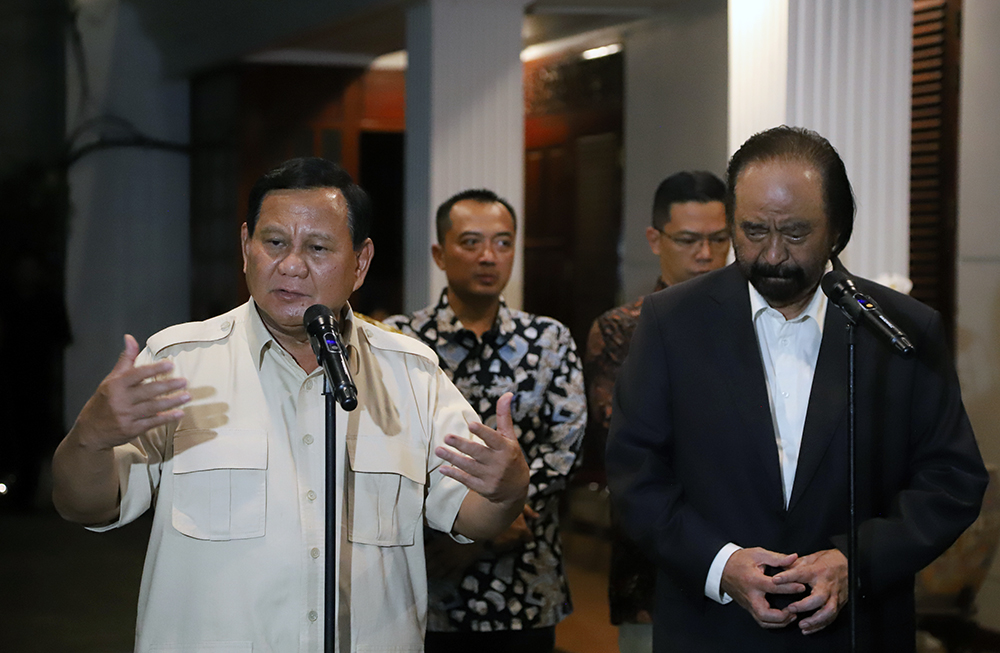 Ketum Gerindra dan juga Pesiden terpiih Prabowo Subianto bersama Ketum Nasdem Surya Paloh memberikan keterangan kepada wartawan usai melakukan pertemuan. (BeritaNasional/Elvis Sendouw)