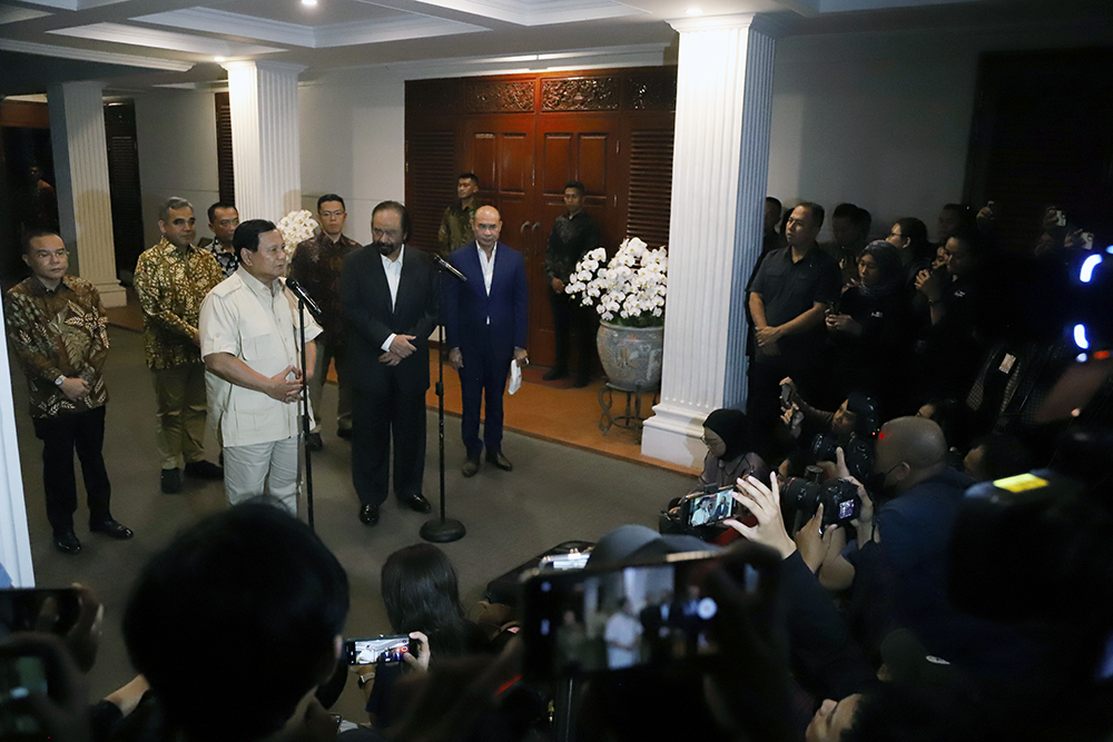 Ketum Gerindra dan juga Pesiden terpiih Prabowo Subianto bersama Ketum Nasdem Surya Paloh memberikan keterangan kepada wartawan usai melakukan pertemuan. (BeritaNasional/Elvis Sendouw)