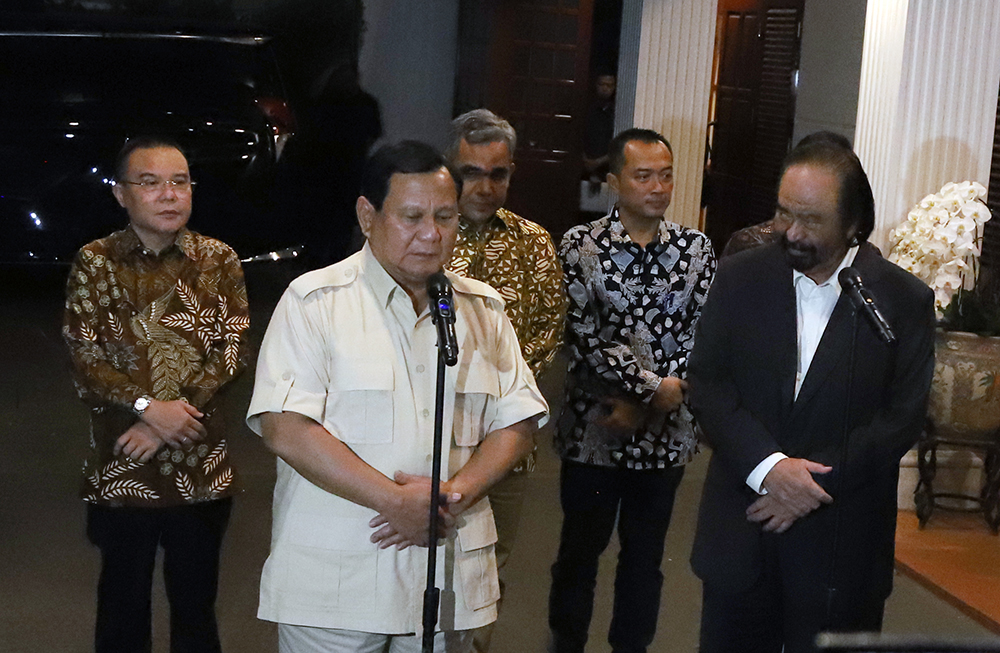 Ketum Gerindra dan juga Pesiden terpiih Prabowo Subianto bersama Ketum Nasdem Surya Paloh memberikan keterangan kepada wartawan usai melakukan pertemuan. (BeritaNasional/Elvis Sendouw)