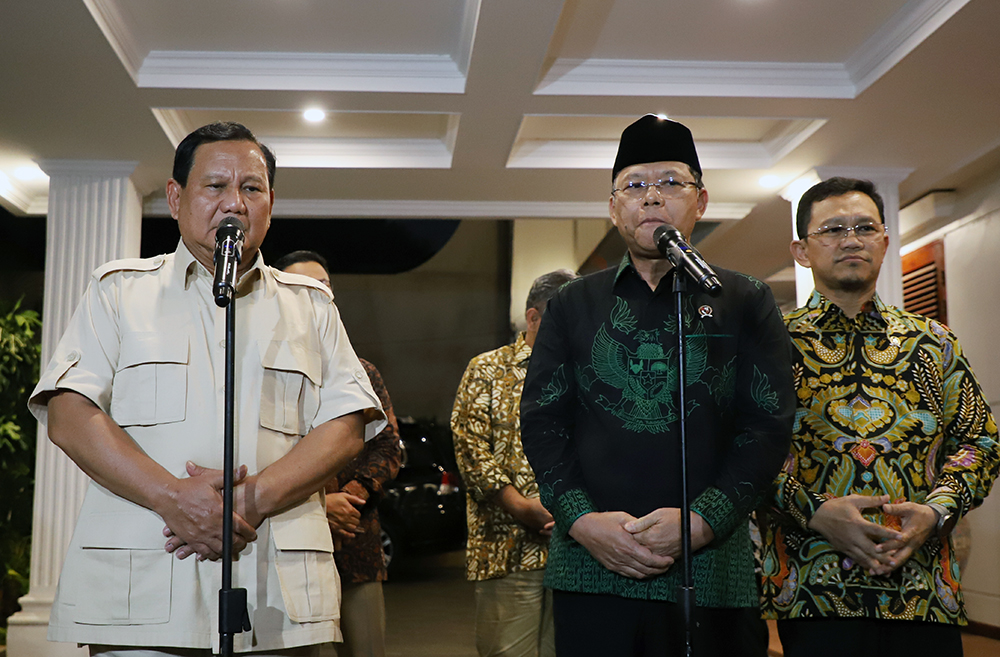 Ketum Gerindra yang juga Presiden terpilih Prabowo Subianto bersama Ketum PPP Mardiono memberikan penjelasa usai pertemuan tertutup di kediaman Prabowo. (BeritaNasional/Elvis Sendouw)