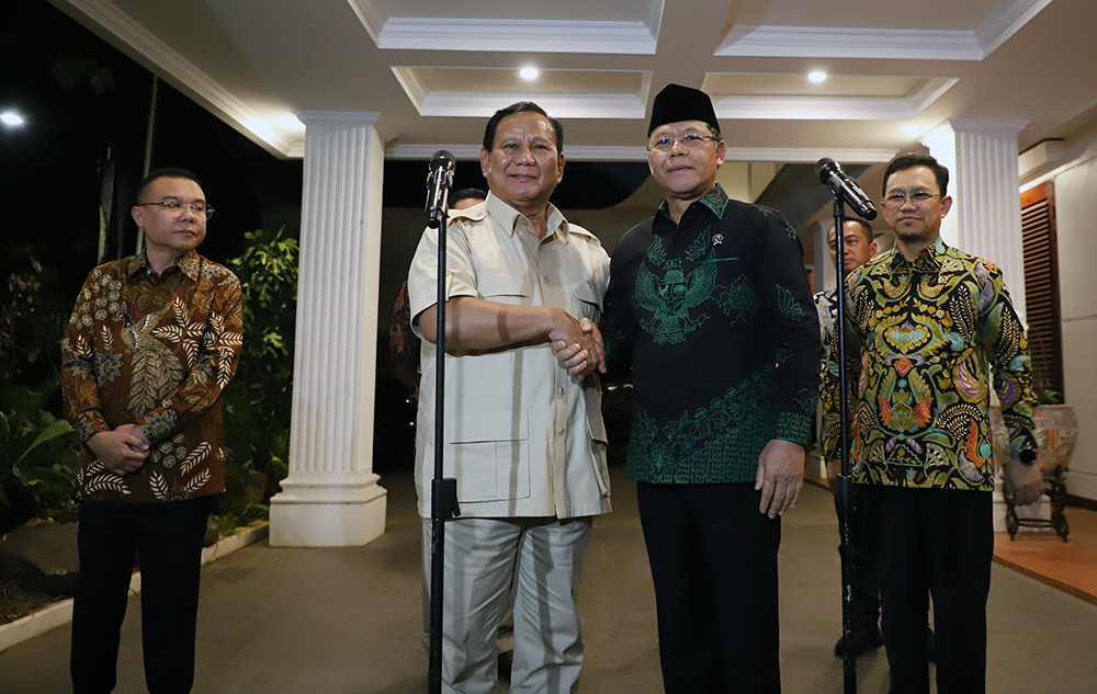 Ketum Gerindra yang juga Presiden terpilih Prabowo Subianto bersama Ketum PPP Mardiono memberikan penjelasa usai pertemuan tertutup di kediaman Prabowo. (BeritaNasional/Elvis Sendouw)