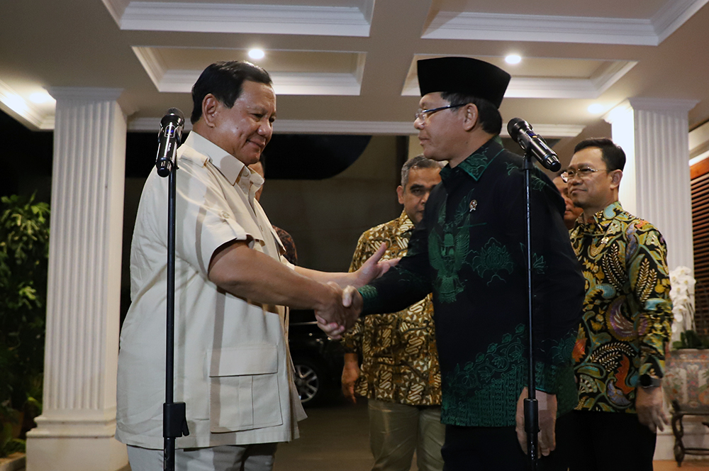 Ketum Gerindra yang juga Presiden terpilih Prabowo Subianto bersama Ketum PPP Mardiono memberikan penjelasa usai pertemuan tertutup di kediaman Prabowo. (BeritaNasional/Elvis Sendouw)