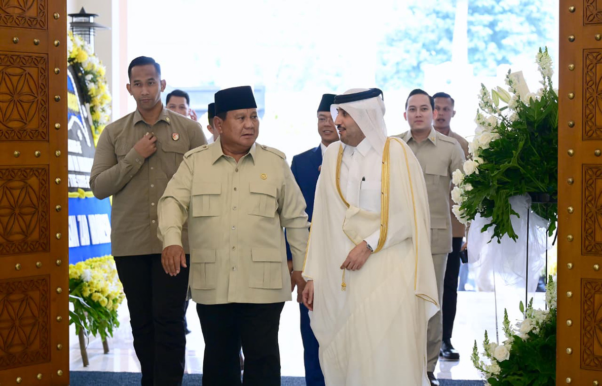 Presiden Prabowo Subianto saat mengisi dan menandatangani Book of Condolence atau buku duka cita di Kedutaan Besar Qatar, Jakarta, pada Rabu (15/7/2026).(Dok. BPMI Setpres)