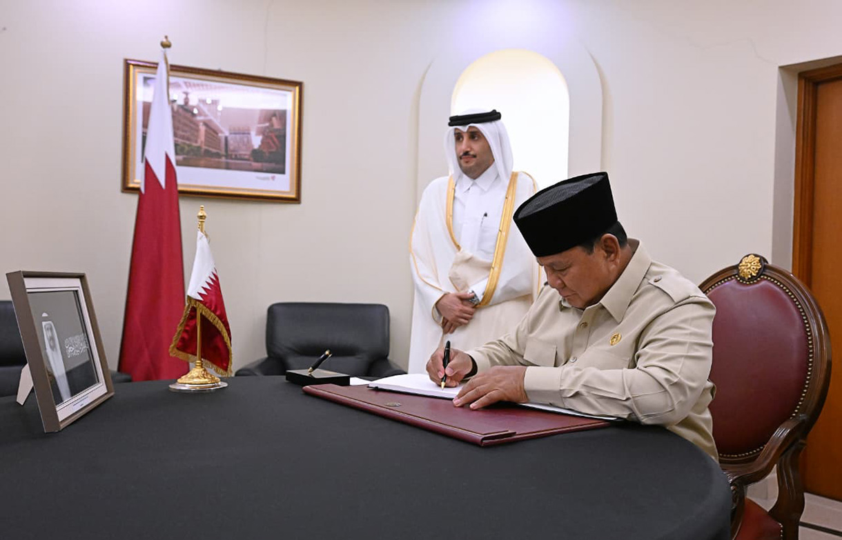 Presiden Prabowo Subianto saat mengisi dan menandatangani Book of Condolence atau buku duka cita di Kedutaan Besar Qatar, Jakarta, pada Rabu (15/7/2026).(Dok. BPMI Setpres)