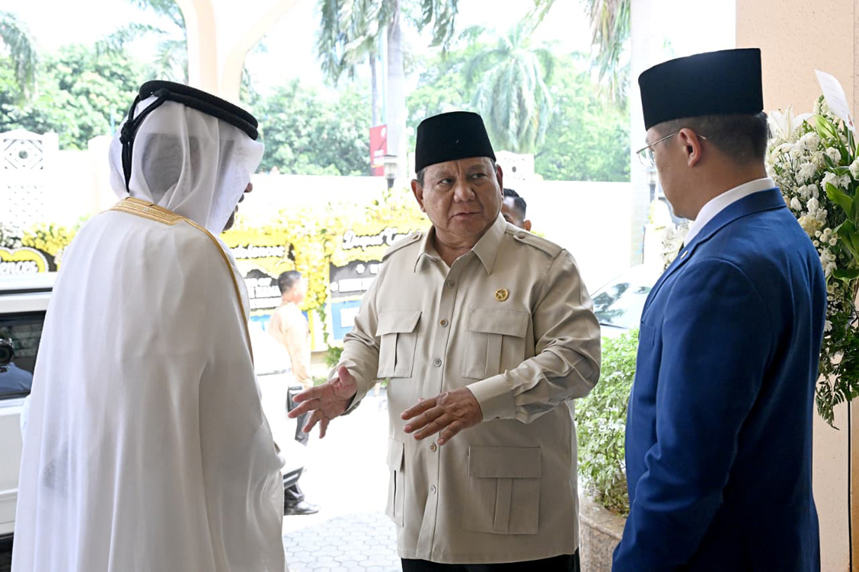 Presiden Prabowo Subianto saat mengisi dan menandatangani Book of Condolence atau buku duka cita di Kedutaan Besar Qatar, Jakarta, pada Rabu (15/7/2026).(Dok. BPMI Setpres)