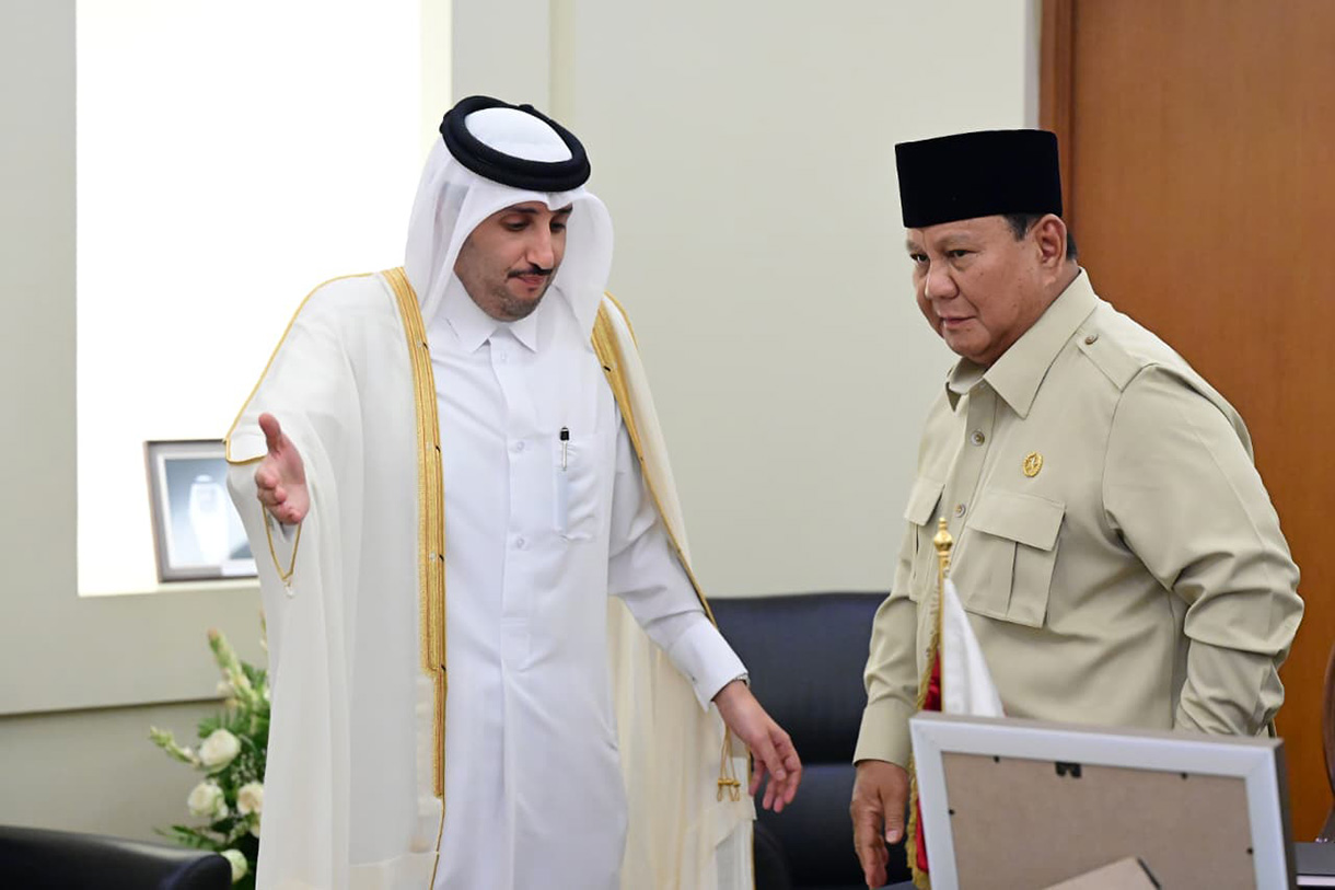 Presiden Prabowo Subianto saat mengisi dan menandatangani Book of Condolence atau buku duka cita di Kedutaan Besar Qatar, Jakarta, pada Rabu (15/7/2026).(Dok. BPMI Setpres)