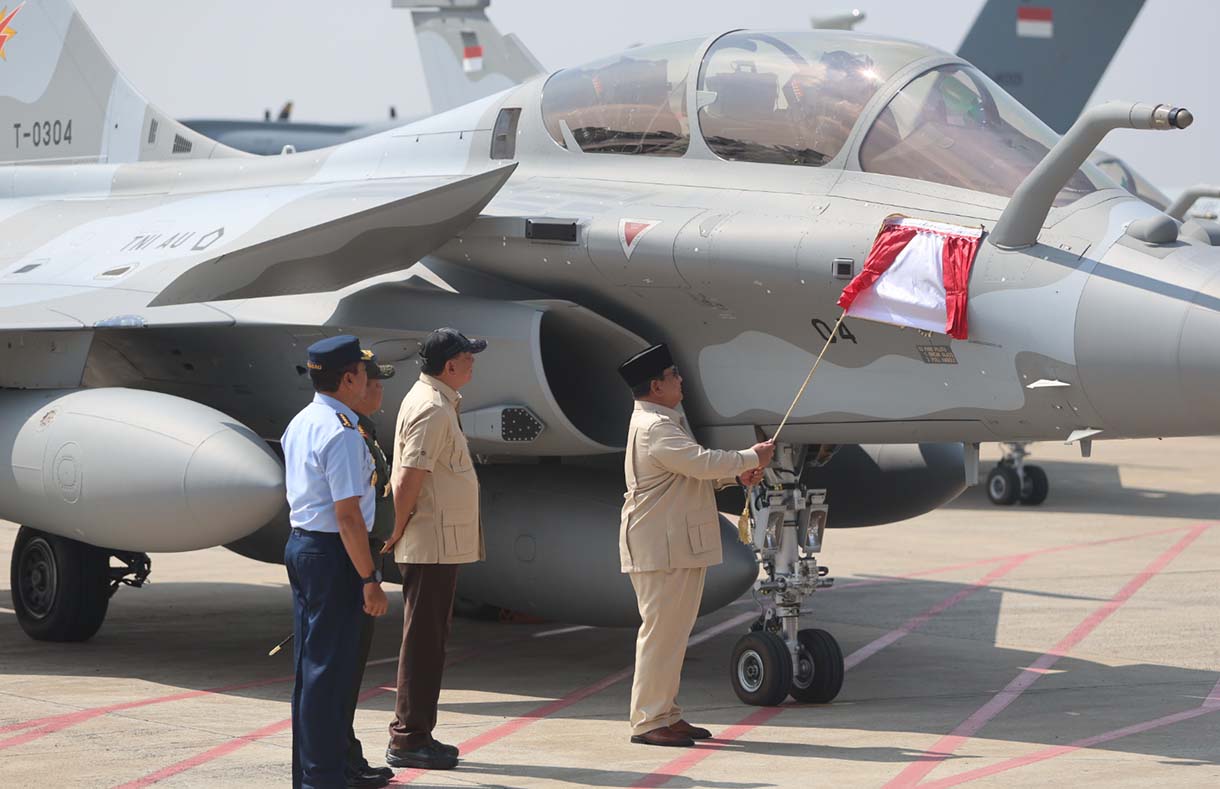 Presiden Prabowo Subianto melakukan prosesi penyiraman air kembang saat serah terima alat utama sistem persenjataan (alutsista) dari Pemerintah kepada TNI di Lanud Halim Perdanakusuma, Jakarta, Senin (18/5/2026).  (Beritanasional.com/Oke Atmaja)