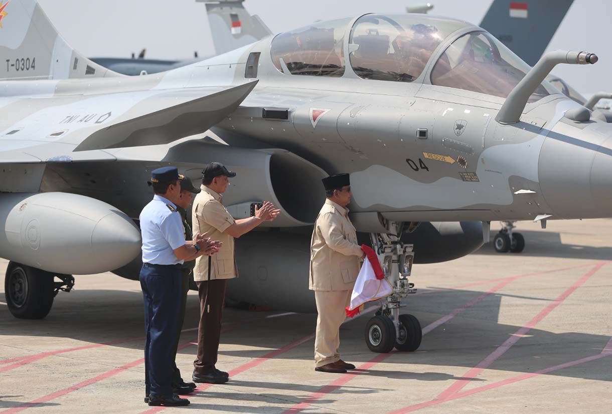Presiden Prabowo Subianto melakukan prosesi penyiraman air kembang saat serah terima alat utama sistem persenjataan (alutsista) dari Pemerintah kepada TNI di Lanud Halim Perdanakusuma, Jakarta, Senin (18/5/2026).  (Beritanasional.com/Oke Atmaja)