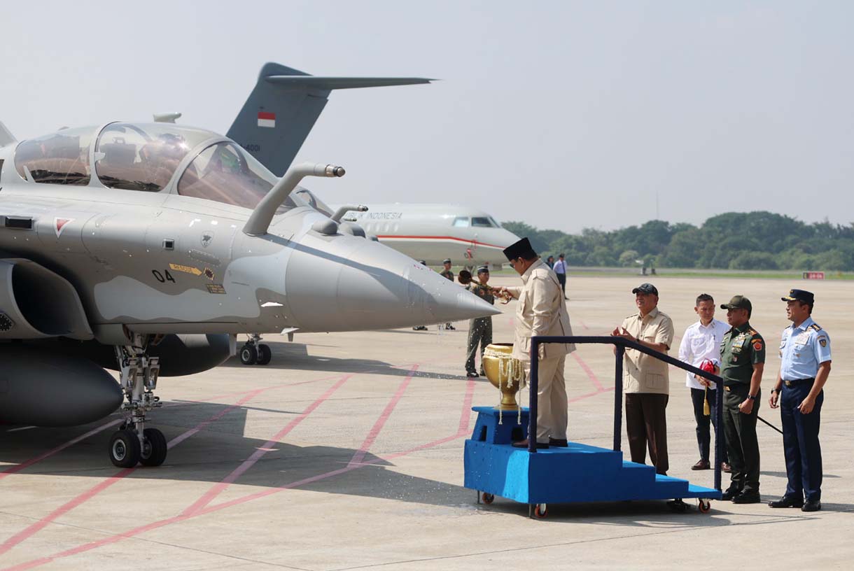Presiden Prabowo Subianto melakukan prosesi penyiraman air kembang saat serah terima alat utama sistem persenjataan (alutsista) dari Pemerintah kepada TNI di Lanud Halim Perdanakusuma, Jakarta, Senin (18/5/2026).  (Beritanasional.com/Oke Atmaja)