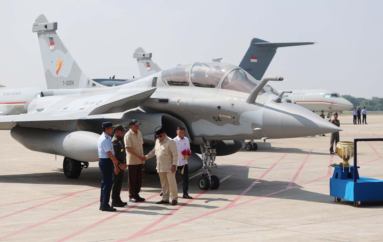 Presiden Prabowo Subianto melakukan prosesi penyiraman air kembang saat serah terima alat utama sistem persenjataan (alutsista) dari Pemerintah kepada TNI di Lanud Halim Perdanakusuma, Jakarta, Senin (18/5/2026).  (Beritanasional.com/Oke Atmaja)
