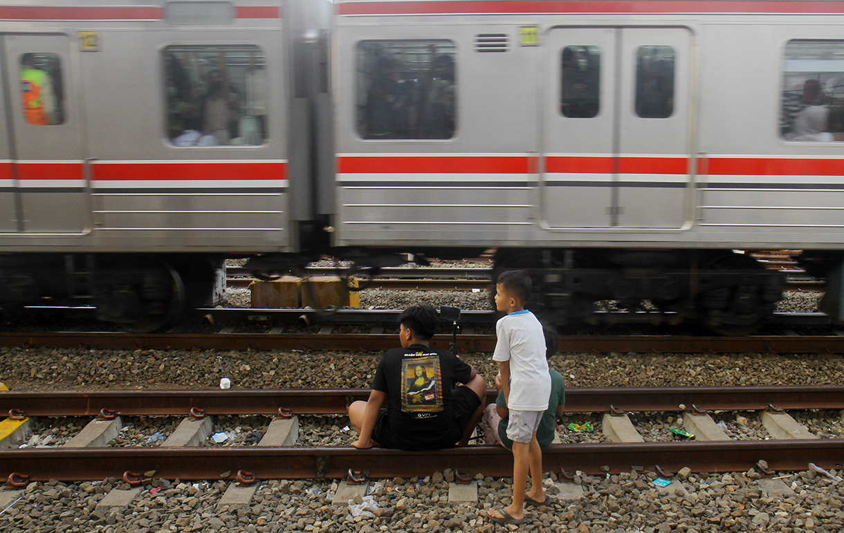Commuter Line melintas dikawasan Stasiun Manggarai, Jakarta, Minggu (3/5/2026). (Beritanasional.com/Oke Atmaja)