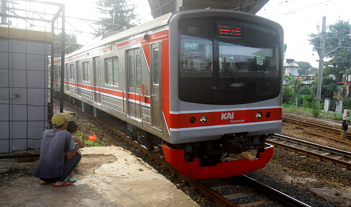 Commuter Line melintas dikawasan Stasiun Manggarai, Jakarta, Minggu (3/5/2026). (Beritanasional.com/Oke Atmaja)