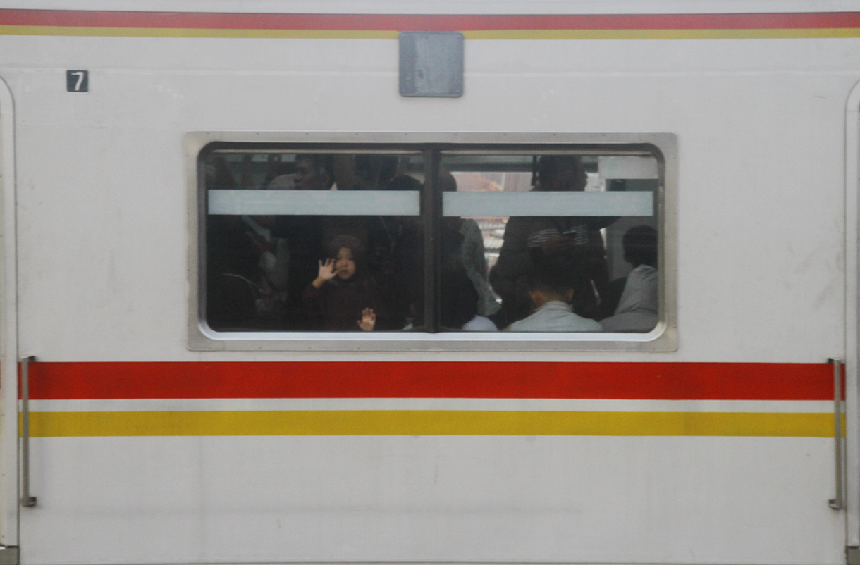 Commuter Line melintas dikawasan Stasiun Manggarai, Jakarta, Minggu (3/5/2026). (Beritanasional.com/Oke Atmaja)