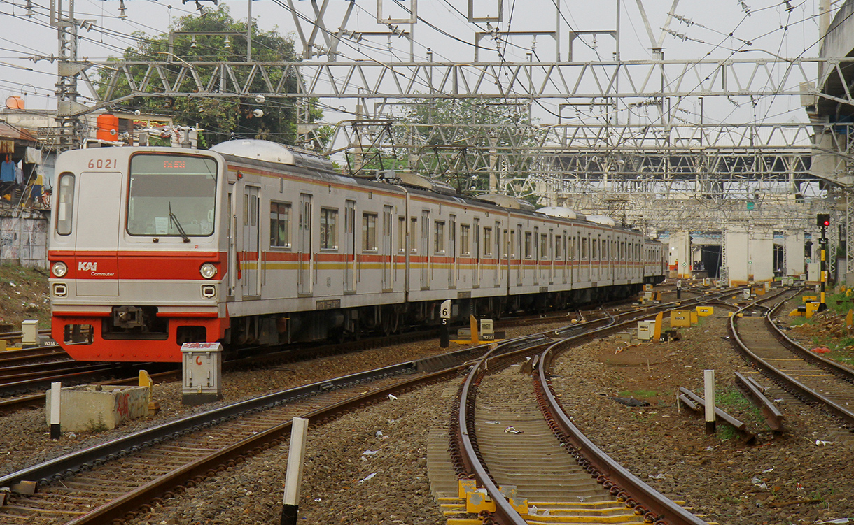 Commuter Line melintas dikawasan Stasiun Manggarai, Jakarta, Minggu (3/5/2026). (Beritanasional.com/Oke Atmaja)