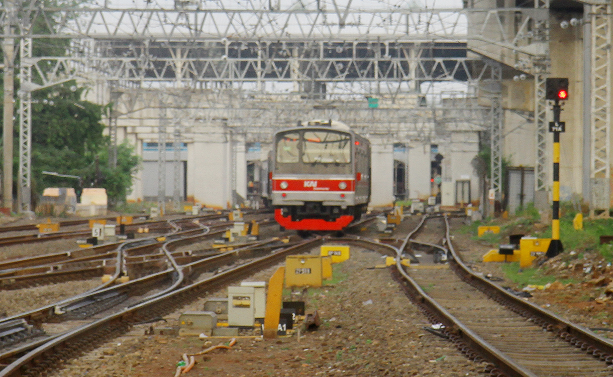 Commuter Line melintas dikawasan Stasiun Manggarai, Jakarta, Minggu (3/5/2026). (Beritanasional.com/Oke Atmaja)