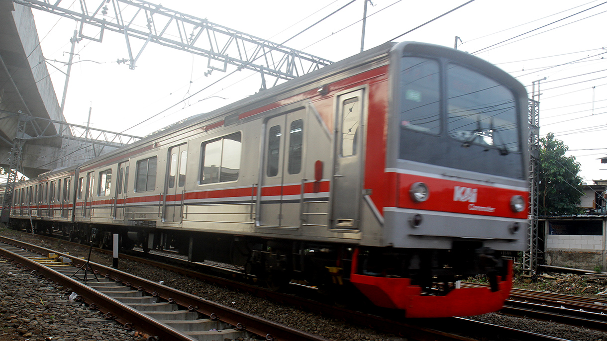 Commuter Line melintas dikawasan Stasiun Manggarai, Jakarta, Minggu (3/5/2026). (Beritanasional.com/Oke Atmaja)