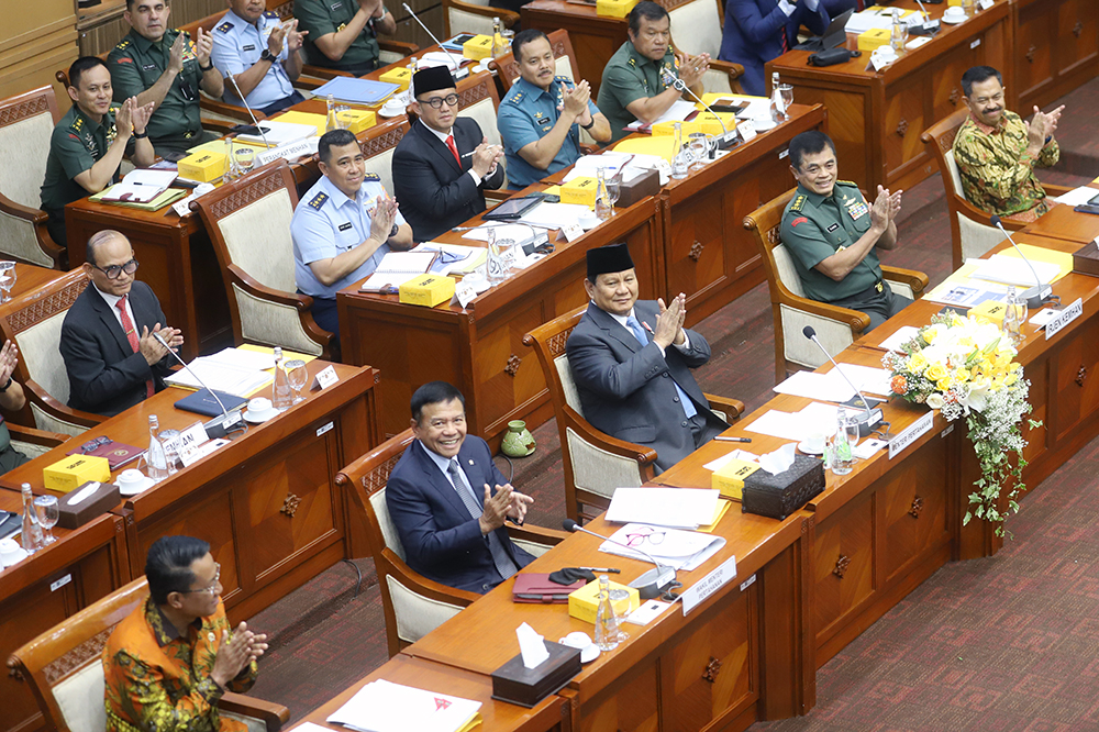 Menteri Pertahanan yang juga Presiden terpilih Prabowo Subianto menghadiri rapat kerja Komisi I bahas pertahanan. (BeritaNasional/Elvis Sendouw)