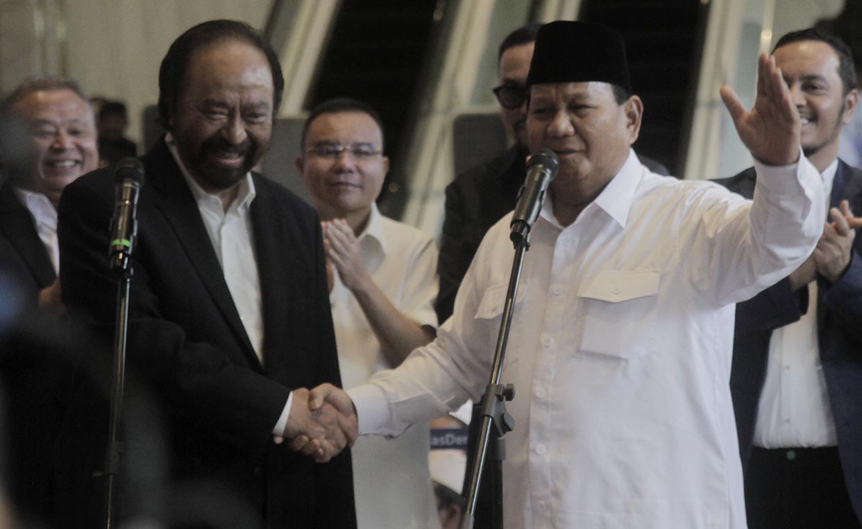 Presiden terpilih 2024-2029 Prabowo Subianto (kanan) memberikan keterangan pers usai menemui  Ketua Umum Partai Nasional Demokrat Surya Paloh di NasDem Tower Jakarta, Jumat (22/3/2024). (IndonesiaGlobe/Oke Atmaja)