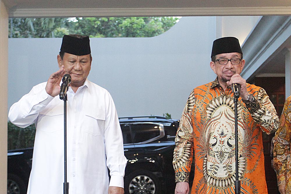 Presiden terpilih (2024-2029) yang juga Ketua Umum Partai Gerindra Prabowo Subianto (kedua kiri) didampingi Ketua Harian DPP Partai Gerindara Sufmi Dasco Ahmad (kiri) menerima kunjungan silahturahmi pimpinan PKS (BeritaNasional/Elvis Sendouw)