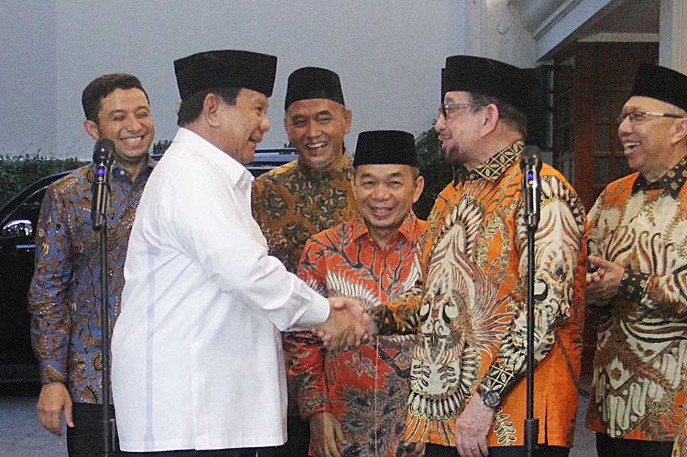 Presiden terpilih (2024-2029) yang juga Ketua Umum Partai Gerindra Prabowo Subianto (kedua kiri) didampingi Ketua Harian DPP Partai Gerindara Sufmi Dasco Ahmad (kiri) menerima kunjungan silahturahmi pimpinan PKS (BeritaNasional/Elvis Sendouw)