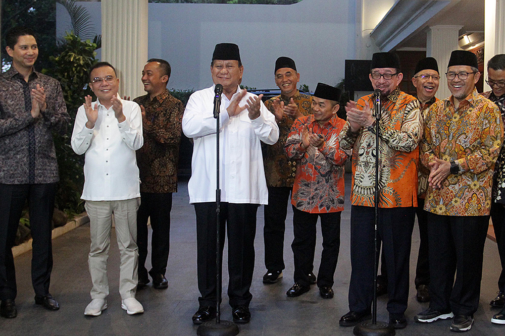 Presiden terpilih (2024-2029) yang juga Ketua Umum Partai Gerindra Prabowo Subianto (kedua kiri) didampingi Ketua Harian DPP Partai Gerindara Sufmi Dasco Ahmad (kiri) menerima kunjungan silahturahmi pimpinan PKS (BeritaNasional/Elvis Sendouw)