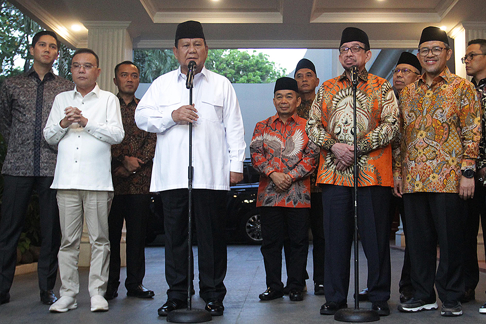 Presiden terpilih (2024-2029) yang juga Ketua Umum Partai Gerindra Prabowo Subianto (kedua kiri) didampingi Ketua Harian DPP Partai Gerindara Sufmi Dasco Ahmad (kiri) menerima kunjungan silahturahmi pimpinan PKS (BeritaNasional/Elvis Sendouw)