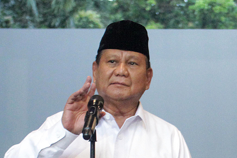 Presiden terpilih (2024-2029) yang juga Ketua Umum Partai Gerindra Prabowo Subianto (kedua kiri) didampingi Ketua Harian DPP Partai Gerindara Sufmi Dasco Ahmad (kiri) menerima kunjungan silahturahmi pimpinan PKS (BeritaNasional/Elvis Sendouw)