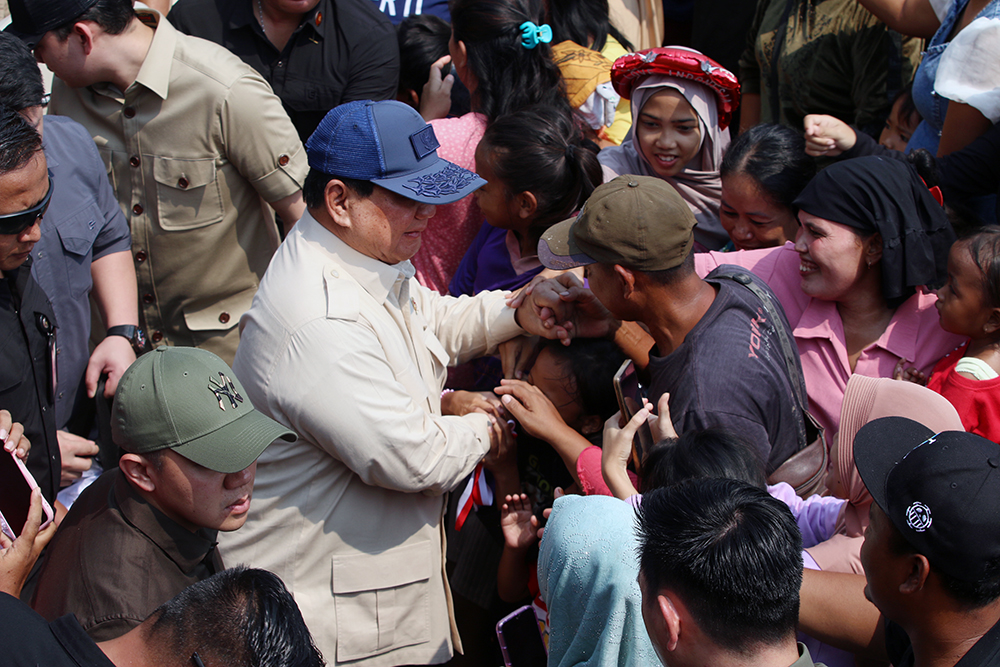 Warga antusias menghampiri Menteri Pertahanan yang juga sebagai Presiden terpilih saat meninjau kawasan rumah apung dan rumah panggung. (BeritaNasional/Elvis Sendouw)