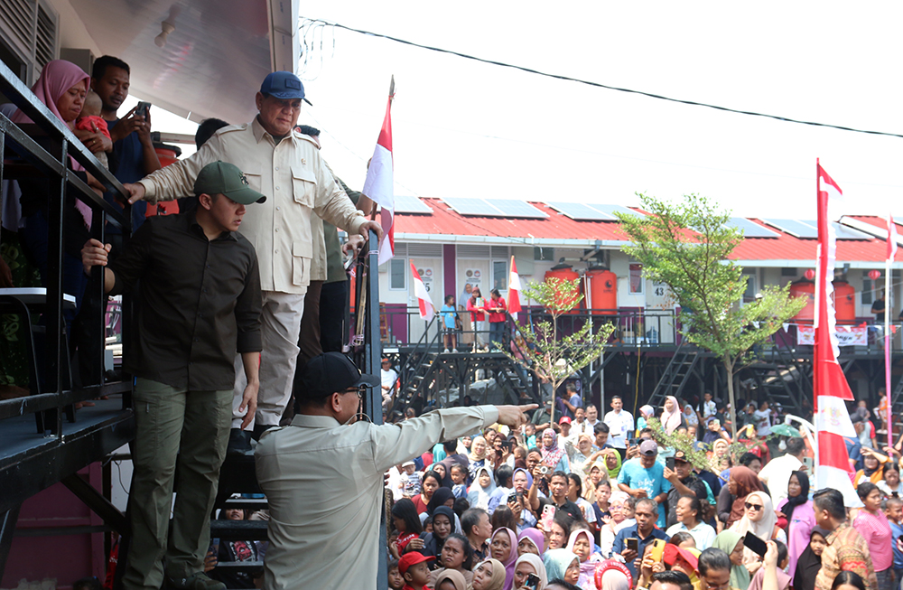 Warga antusias menghampiri Menteri Pertahanan yang juga sebagai Presiden terpilih saat meninjau kawasan rumah apung dan rumah panggung. (BeritaNasional/Elvis Sendouw)