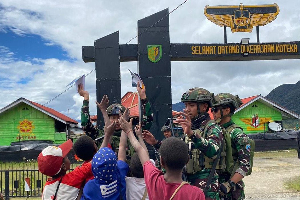 Keceriaan anak-anak TK Papua mendapatkan buku dari prajurit Satgas Yonif 509 Kostrad. (BeritaNasional/HO/Elvis Sendouw)