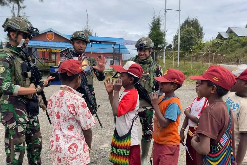 Keceriaan anak-anak TK Papua mendapatkan buku dari prajurit Satgas Yonif 509 Kostrad. (BeritaNasional/HO/Elvis Sendouw)