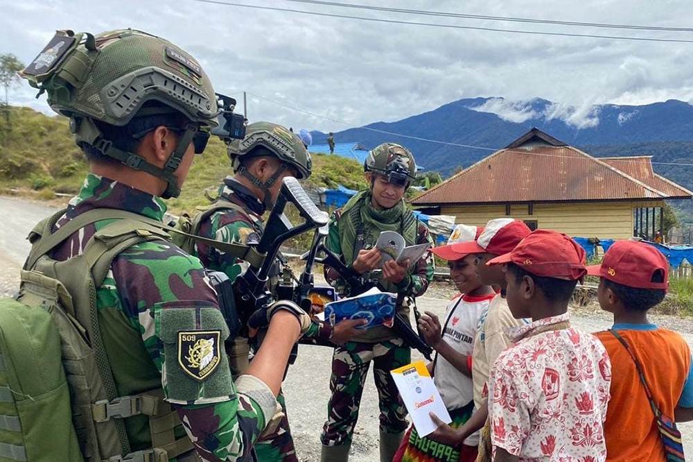 Keceriaan anak-anak TK Papua mendapatkan buku dari prajurit Satgas Yonif 509 Kostrad. (BeritaNasional/HO/Elvis Sendouw)