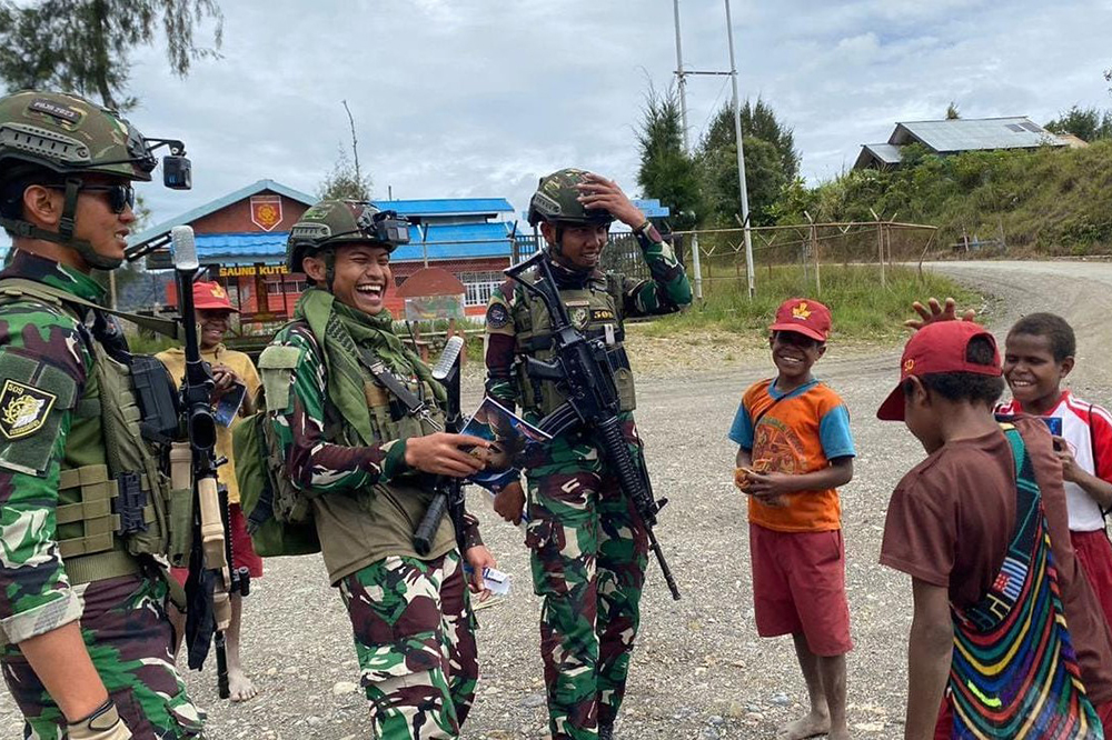 Keceriaan anak-anak TK Papua mendapatkan buku dari prajurit Satgas Yonif 509 Kostrad. (BeritaNasional/HO/Elvis Sendouw)