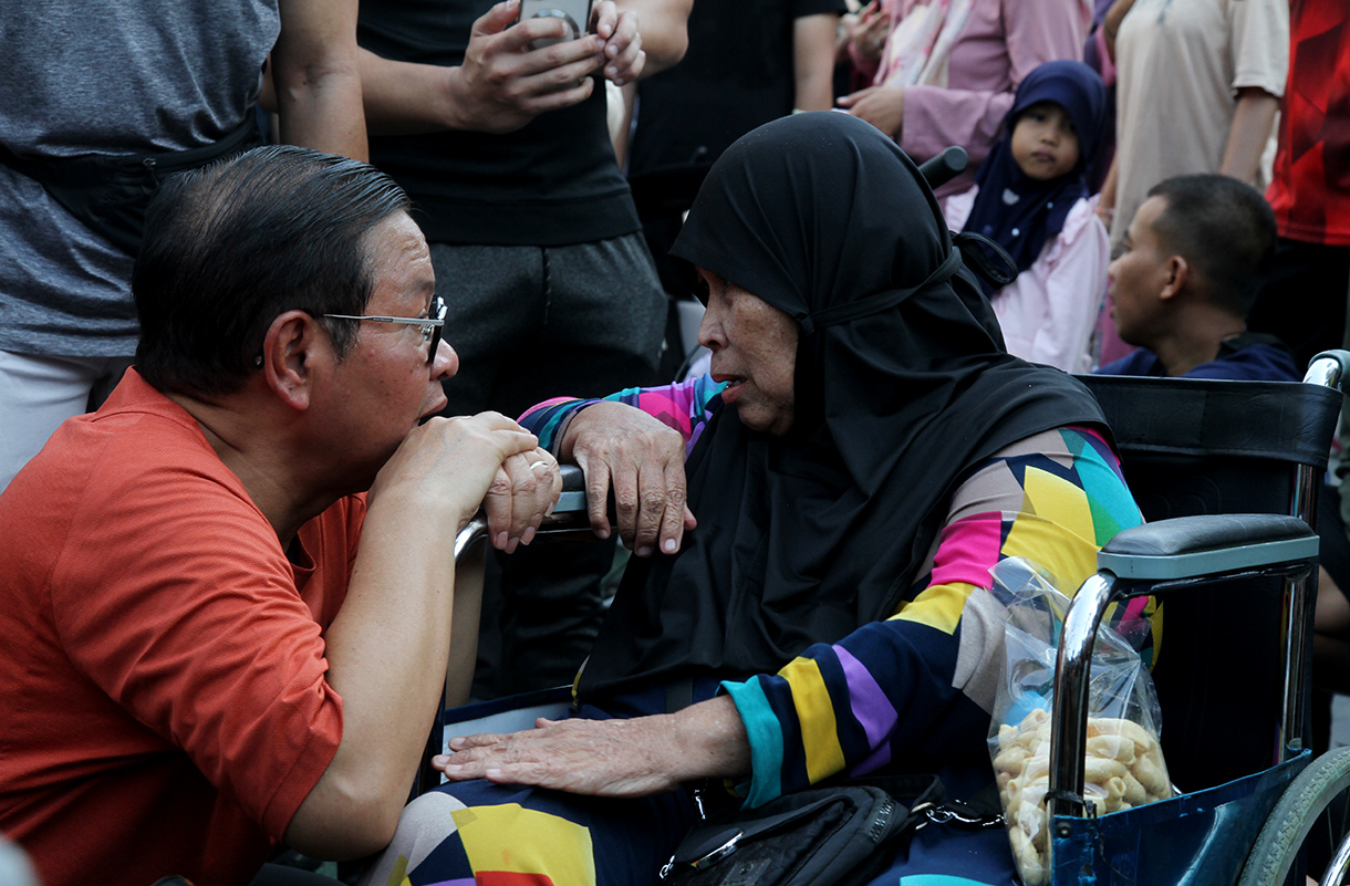 Pasangan bakal calon Gubernur dan Wakil Gubernur DKI Jakarta Pramono Anung (kiri) dan Rano Karno (kedua kiri) berbincang dengan warga saat berolahraga di Hari Bebas Kendaraan Bermotor (HBKB) di Bundaran HI, Jakarta, Minggu (8/9/2024).  (BeritaNasional.com/ Oke Atmaja)